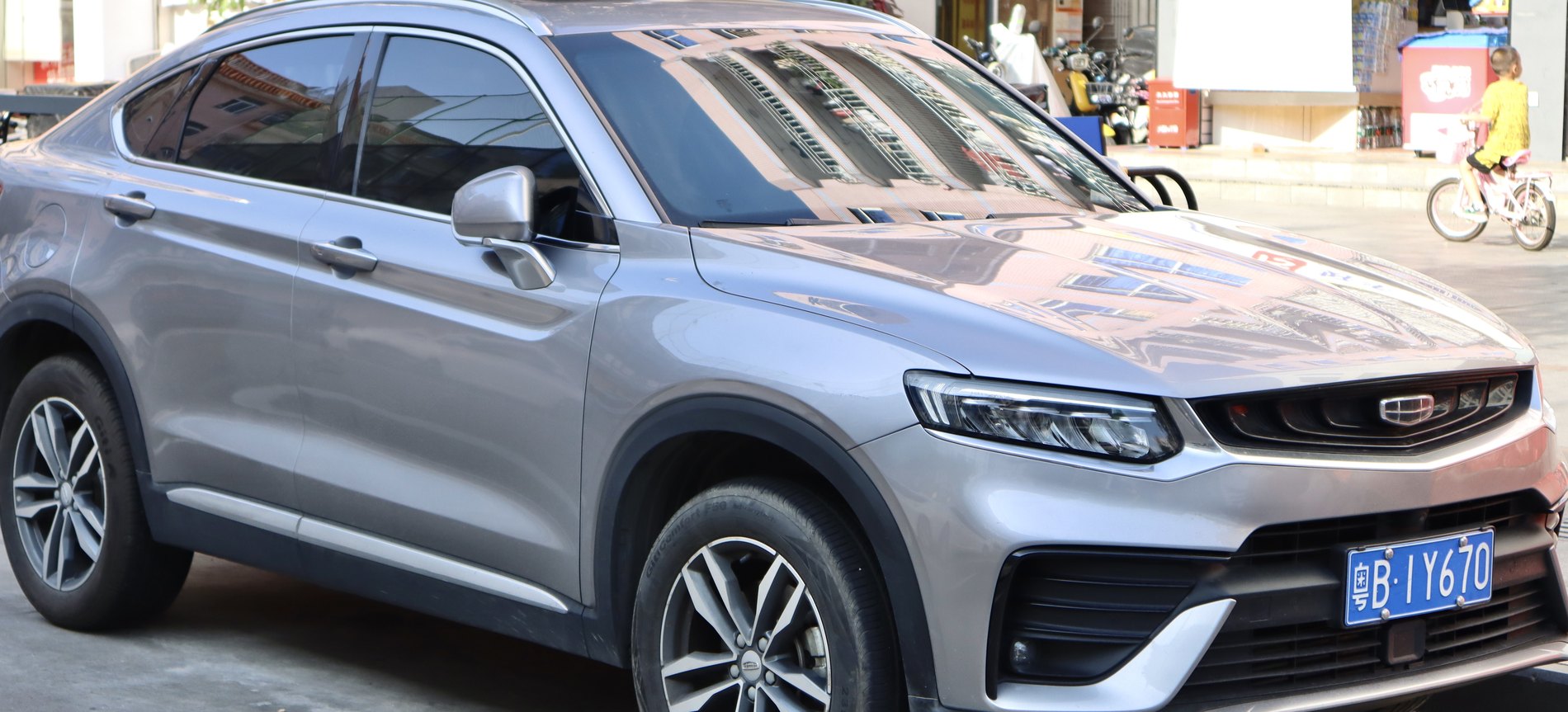 Китайский кроссовер Geely Xingyue на дороге